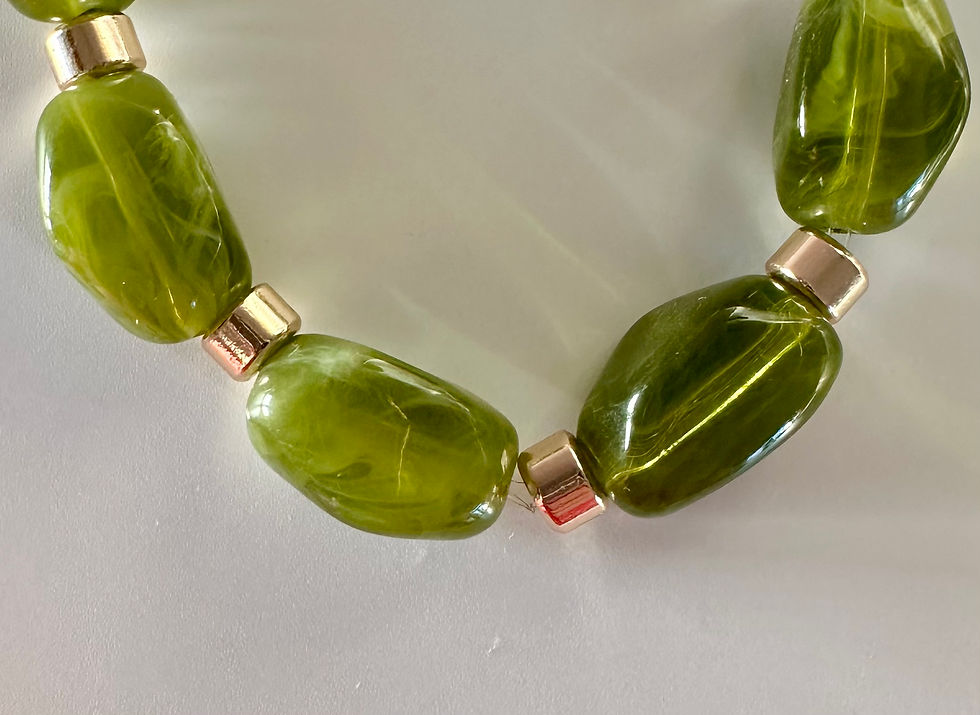 Miniature : Collier vert perles translucides effet naturel avec intercalaires dorés