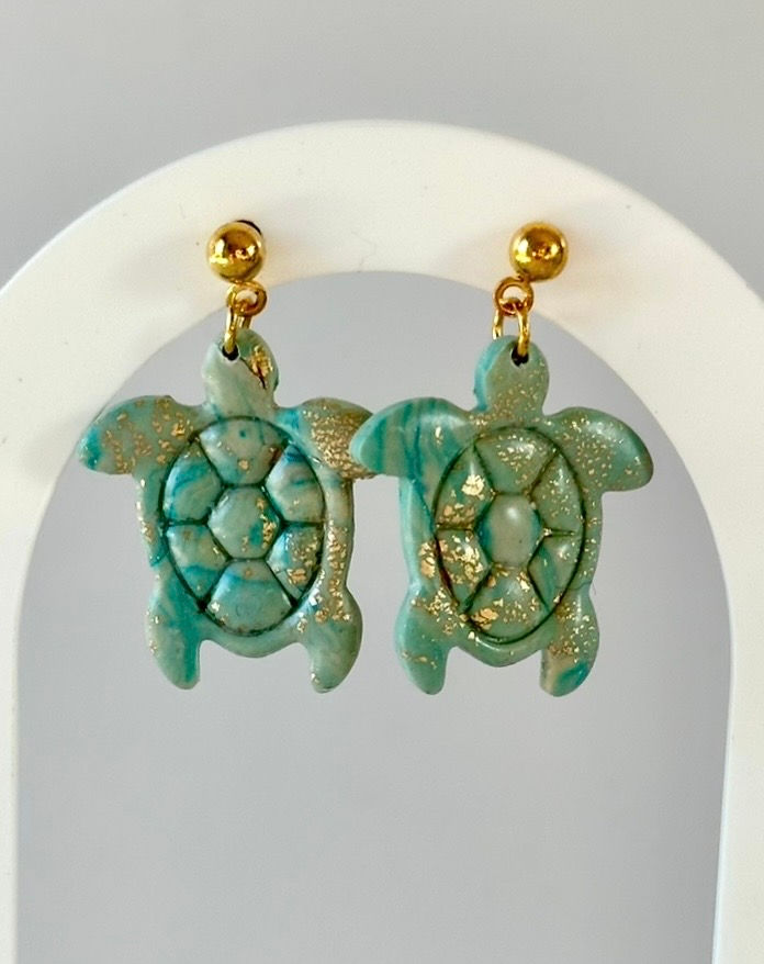 Détail des boucles d'oreilles Tortue Azur acier inoxydable et pâte polymère