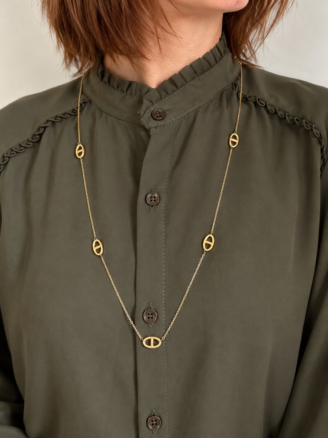 Collier doré en acier inoxydable  Fil de Lumière porté