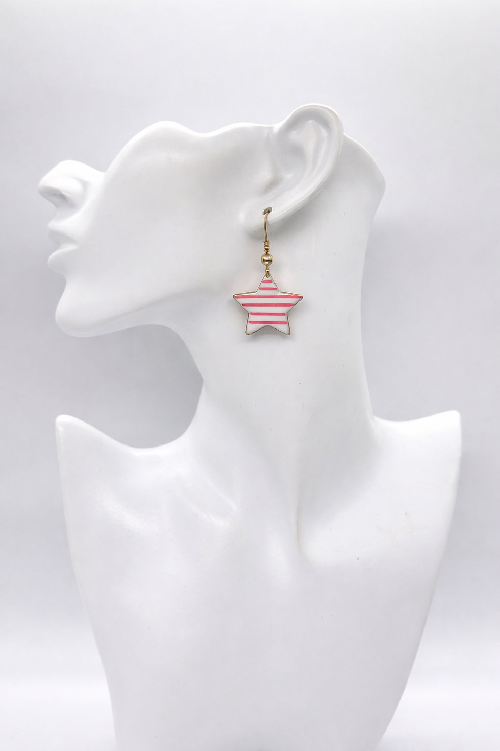 boucles d'oreilles étoiles rose émaillées acier inoxydable sur buste