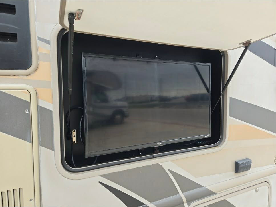 Thumbnail: 2015 Thor Motor Coach Axis

25.1