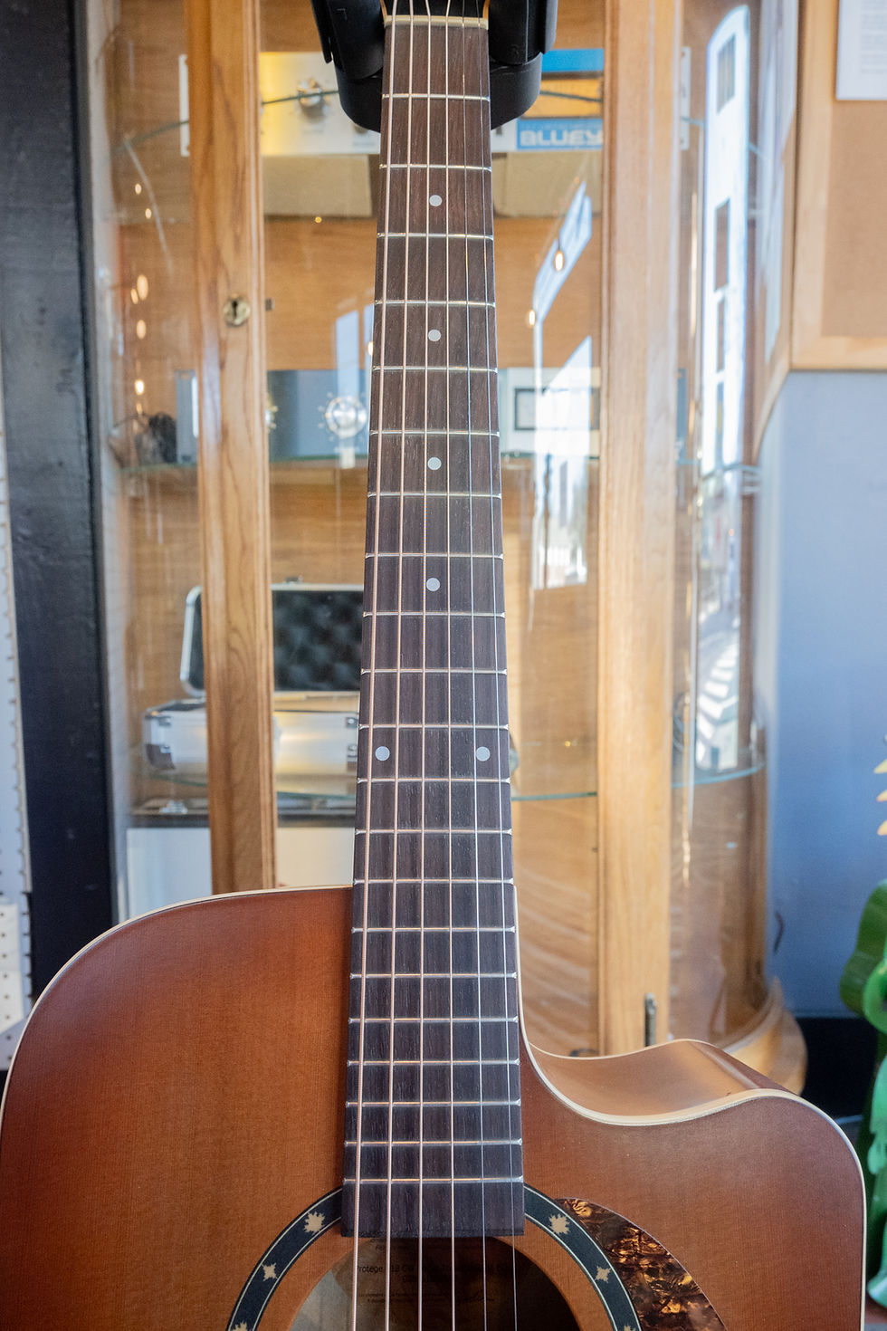 Thumbnail: acoustic/electric guitar with tobacco burst and cutaway neck inlays