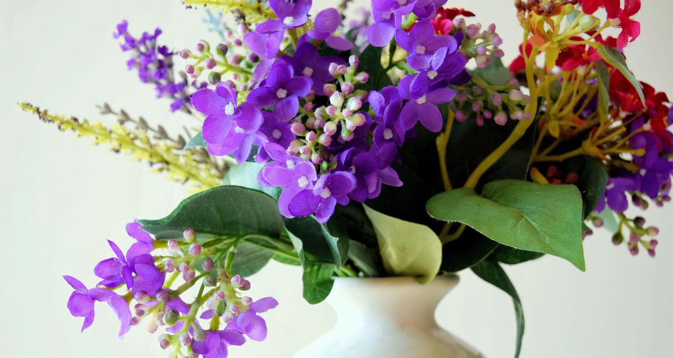 Ein Blumenstrauß in einer weißen Vase