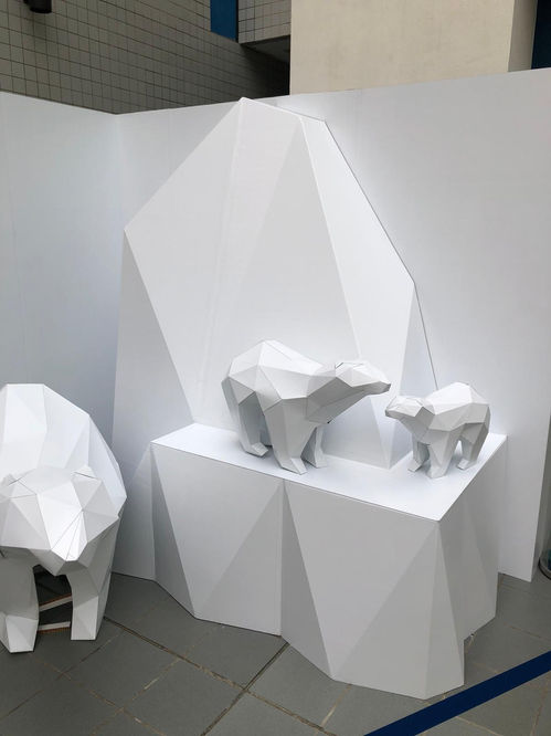 3D animal made of paperboard, geometric cardboard models, polar bears, iceberg