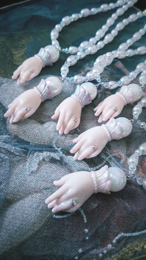 2024年　アクセサリー「人形の手ネックレス」
