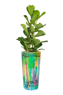 Hoher Geigen-Feigenbaum in einem farbenfrohen handbemalten Topf mit abstrakten Blättermustern.