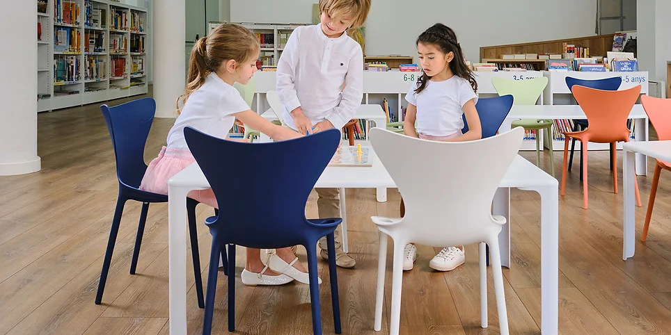 chaises-mobilier-enfants-contract-design-love-eugeni-quitllet-vondom (13).webp