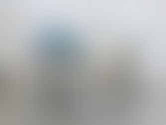 Umorni student koji leži na fotelji