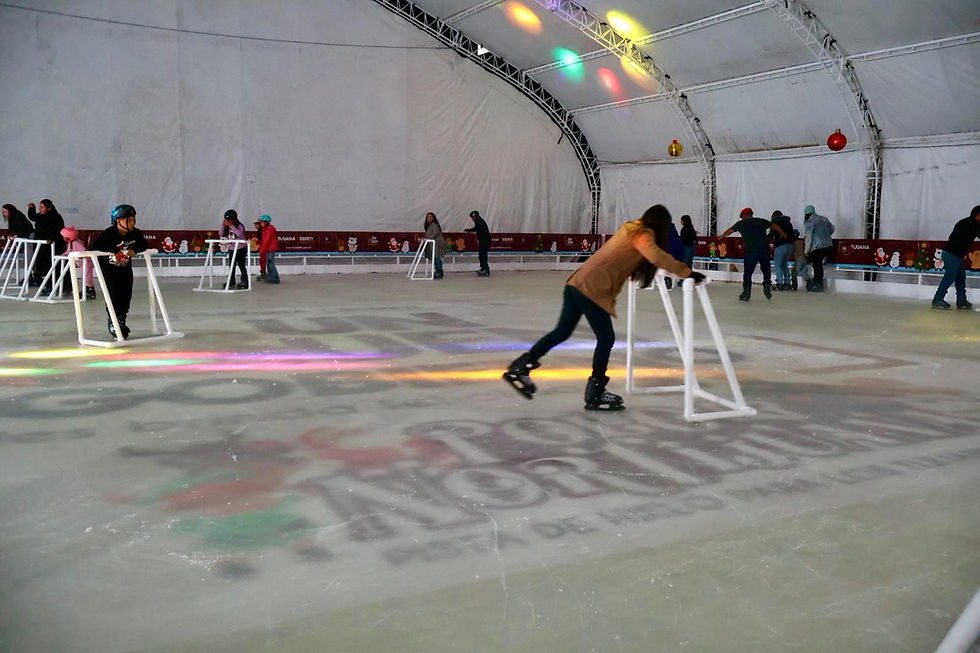 Invitan a tijuanenses a disfrutar de pista de hielo gratuita en Parque Morelos