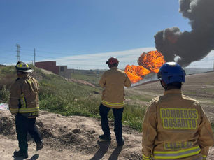 Bajo control, incendio en Rosarito por fuga en ducto de PEMEX