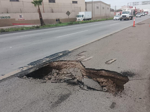 Inicia reparación de socavón en Vía Rápida Poniente; cierre de carriles duraría una semana
