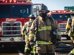 Rescatan a 9 personas y 8 animales de incendio en edificio del Centro de Tijuana
