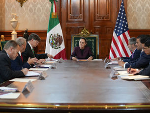 Sheinbaum expresa su desacuerdo con redadas antimigrantes a subsecretario de Estado de EU