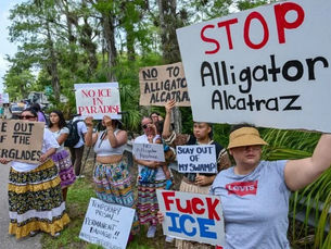Migrantes entre caimanes, el nuevo muro de Trump