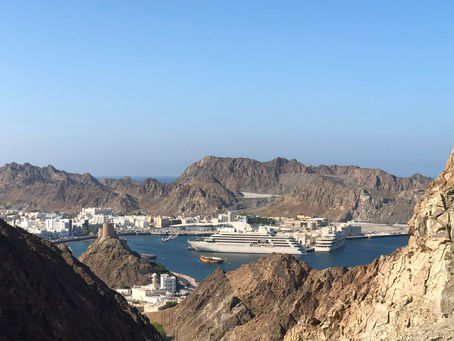 Maskat - hinter den Vulkanfelsen der Omanischen Metropole