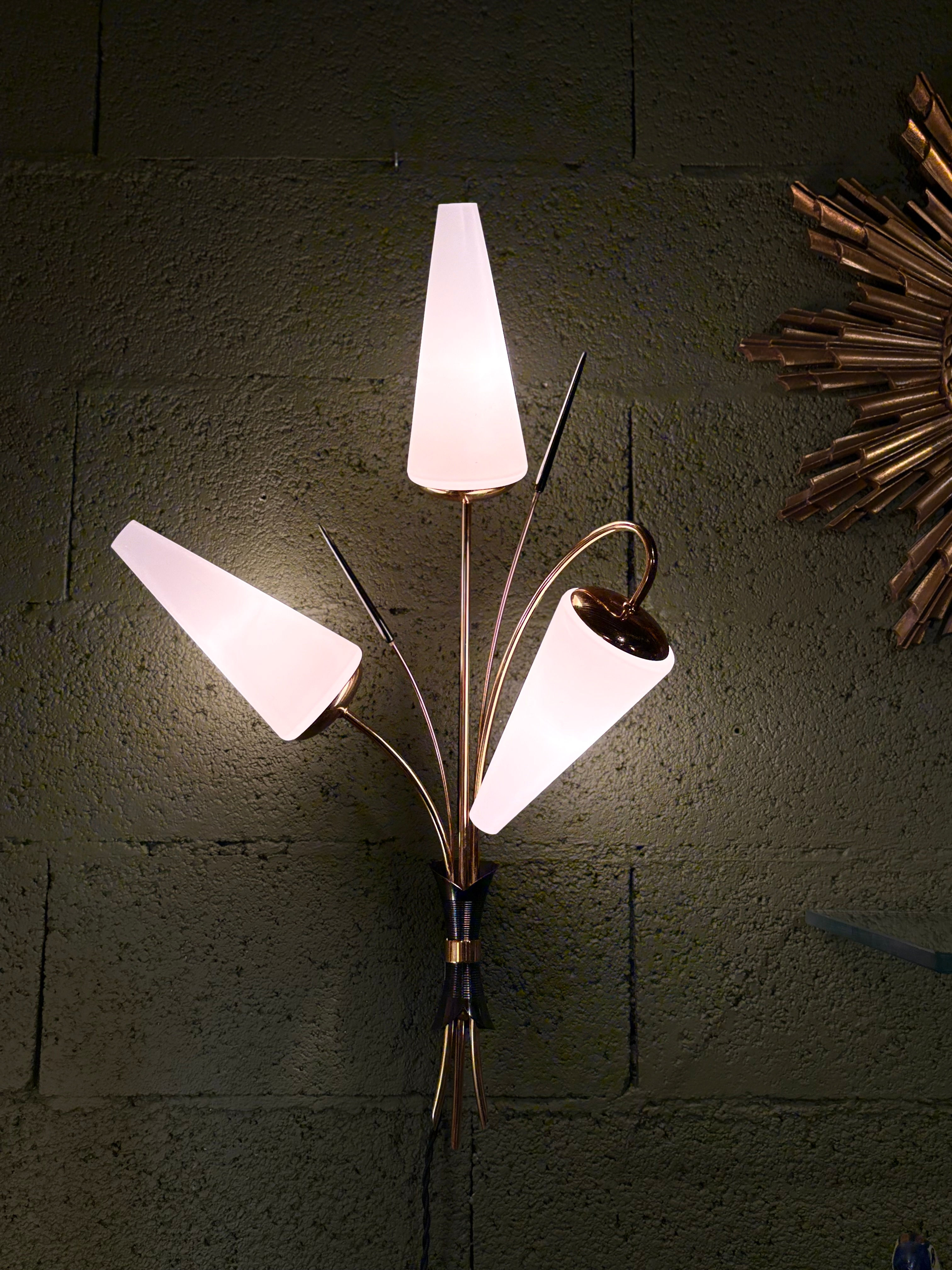 Grande applique murale circa 1950 laiton & opaline