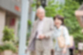 連れだって歩く老夫婦