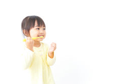 歯磨きする女の子