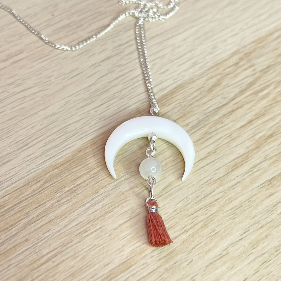 Collier demi lune et pierre de l'Astre