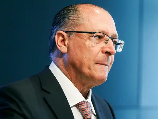 Lula fora do país, Alckmin troca comando militar