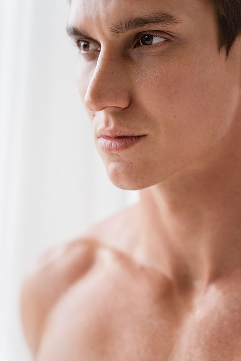 close-up-young-fit-man-portrait de tamaño grande.jpeg