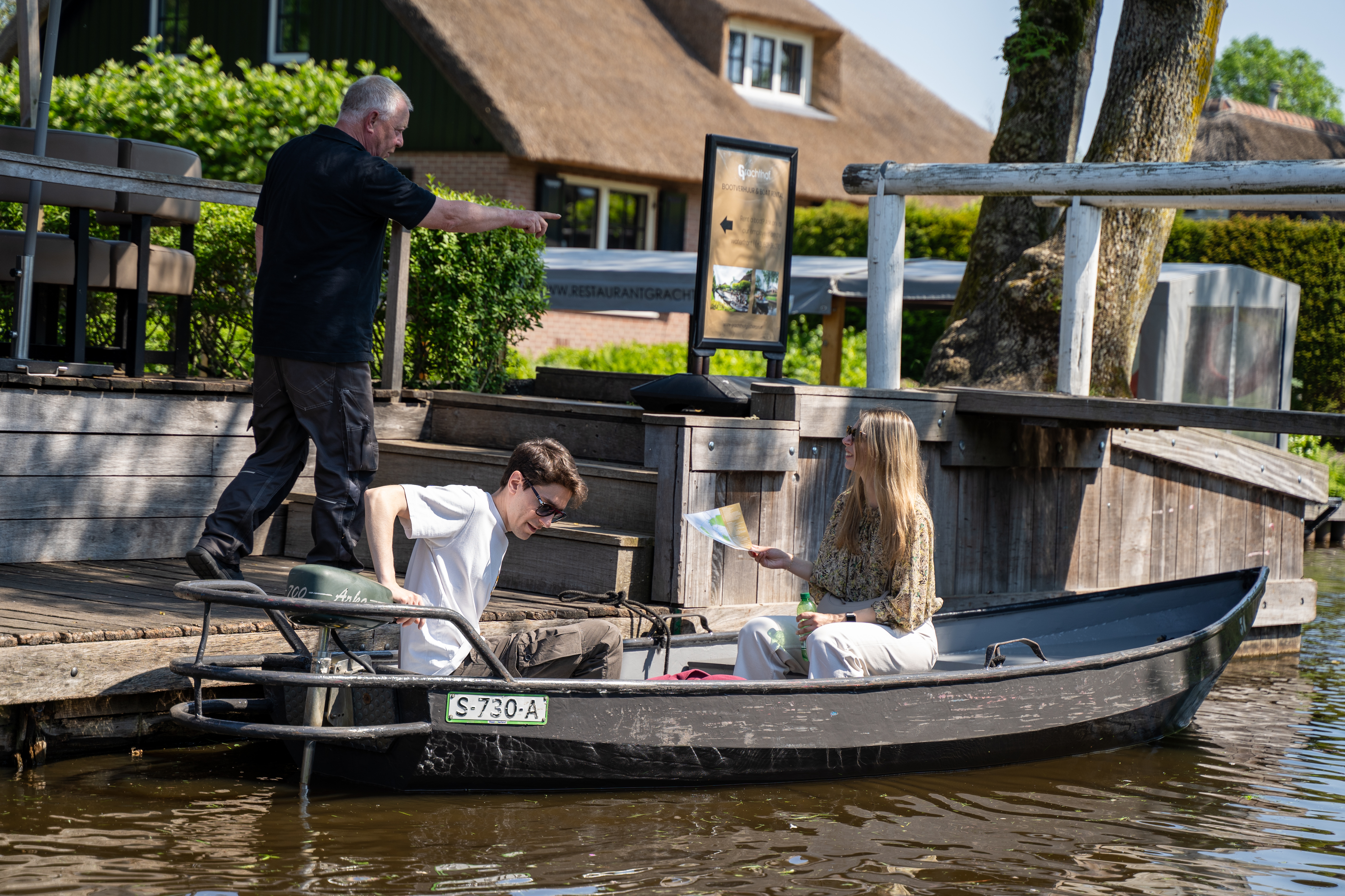 Grote fluisterboot van Grachthof Giethoorn in Giethoorn