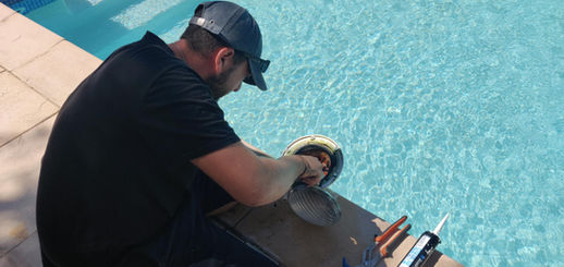Technicien intervenant sur un projecteur de piscine