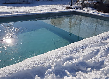 piscine hivernée sous neige
