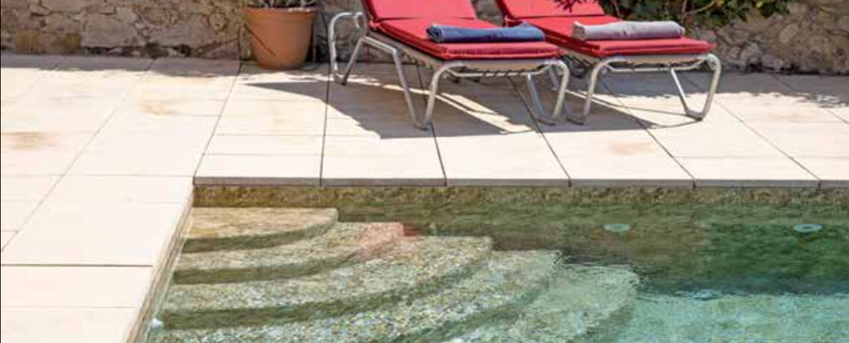 Escalier de piscine en PVC armé antidérapant