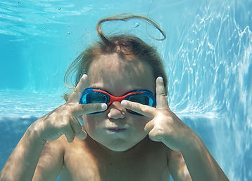 Enfant dans la piscine automatisée