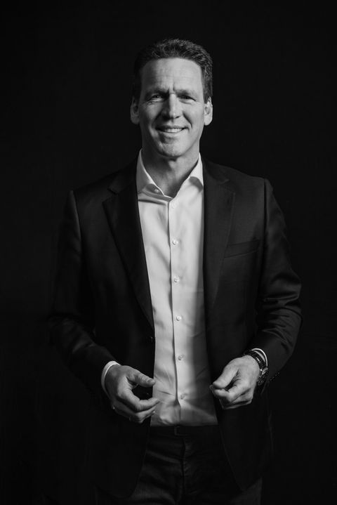 Mann in Anzug lächelt in die Kamera, Unternehmensfotografie, Schwarz-Weiß Portrait