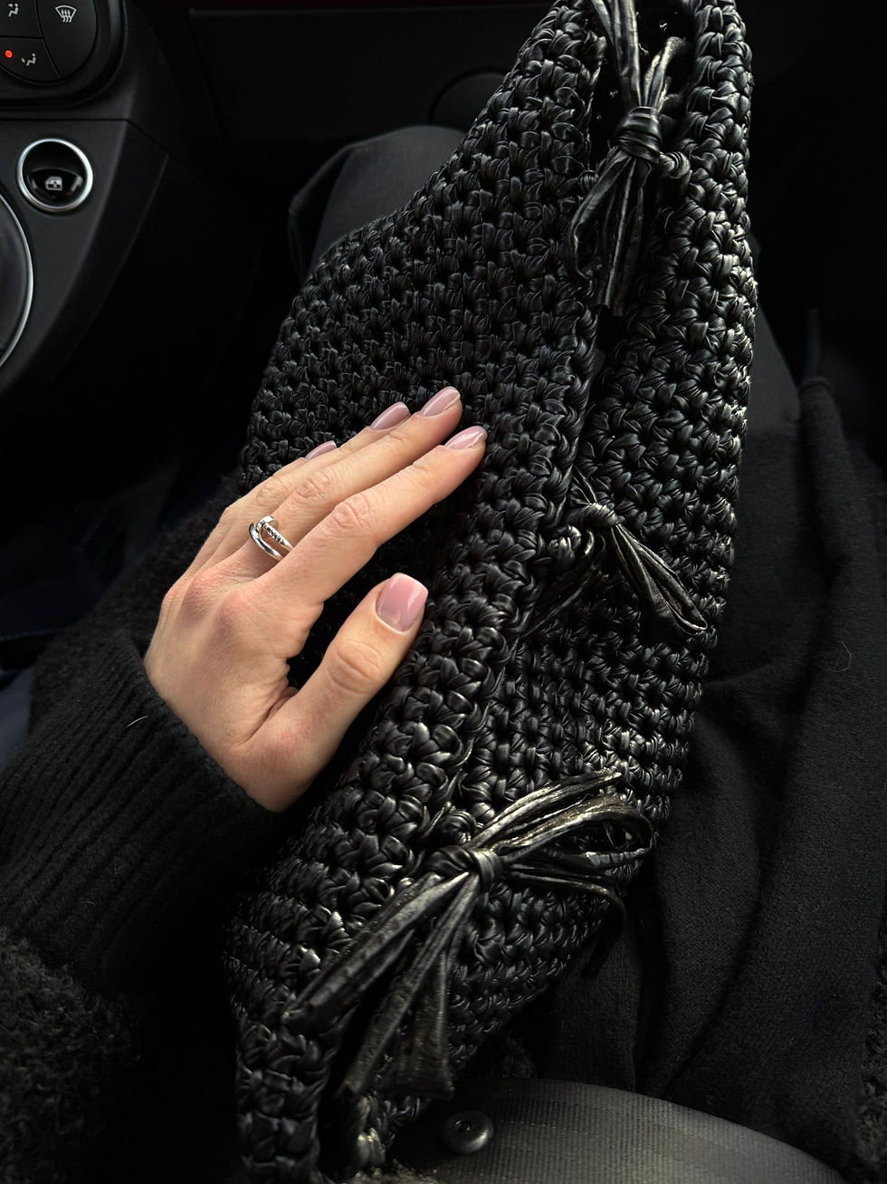 Schwarze geflochtene Handtasche, modisches Accessoire