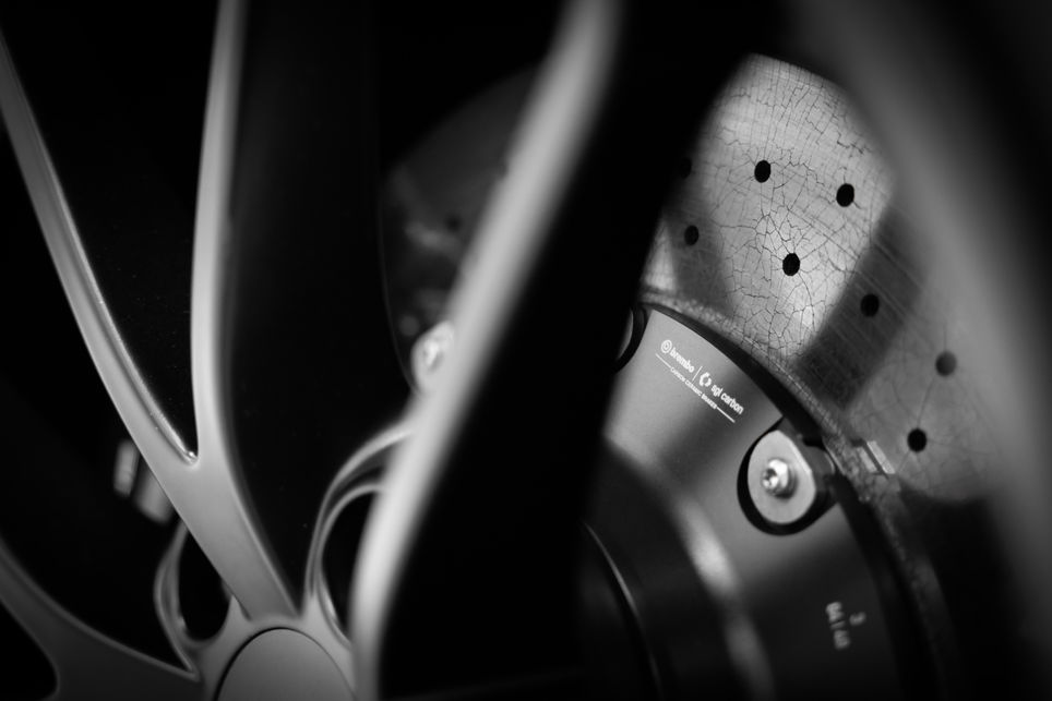 Nahaufnahme einer Bremsscheibe mit der Aufschrift "Brembo", "Ceramic" und "Made in Italy". Detailreiche Fahrzeugfotografie für Luxusmarken von Dennis Rauscher