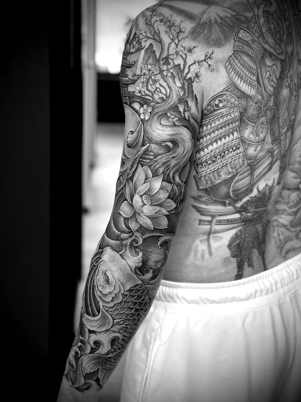 Komplettes Tattoo am Arm und Rücken, Lotusblume, Baum, Koi-Fische, Kunstwerke, TATTOO ARTISTS