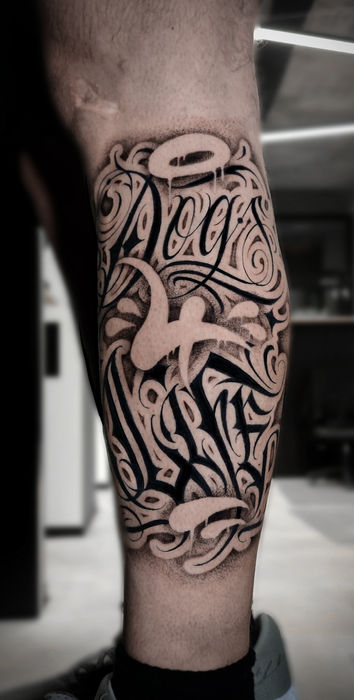 Bein mit Tattoo: „Days of Grace“ mit Engel Tattoo Artists im Studio