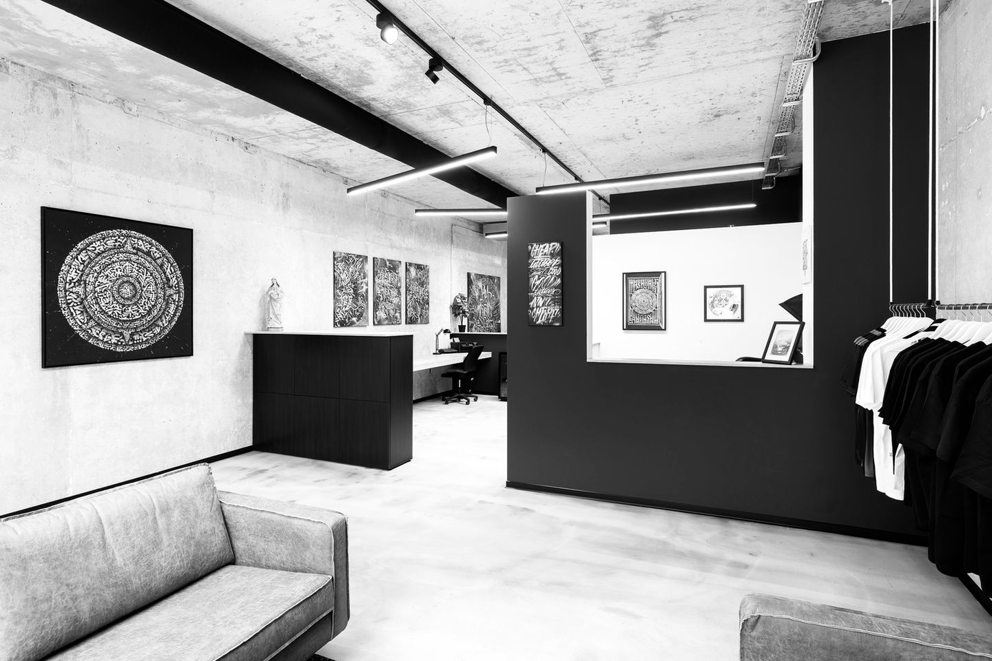 Innenraum eines modernen Tattoo-Studios mit Kunstwerken und Möbeln, TATTOOSTUDIO.