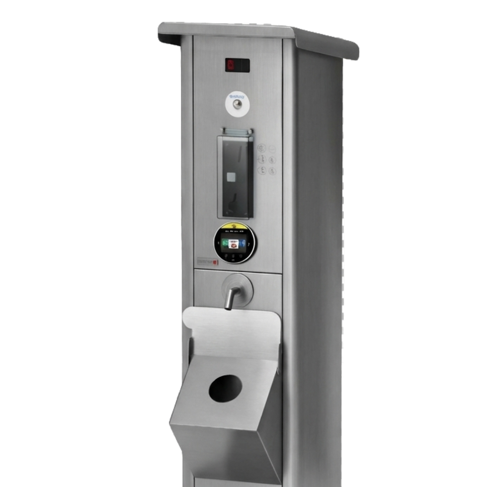 Silberner, multifunktionaler Versorgungsterminal mit Wasserhahn und digitaler Anzeige für den Außenbereich.