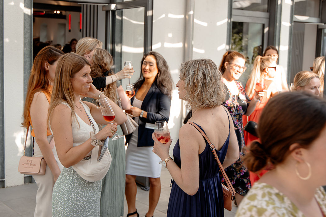 Frauen sprechen und lachen mit Getränken, DAS NETZWERK von Frauen&Business