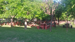 Camping con mesas y parrillas