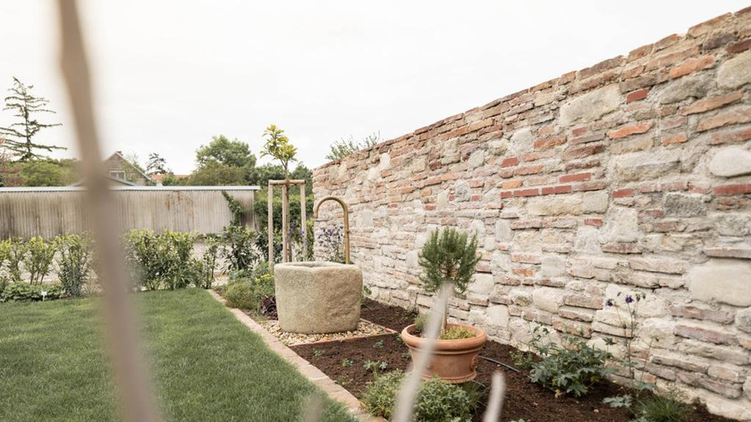 Gartenpflege und Gartengestaltung Naturpools Holzarbeiten