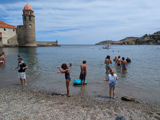 kids playing in the water in Collioure