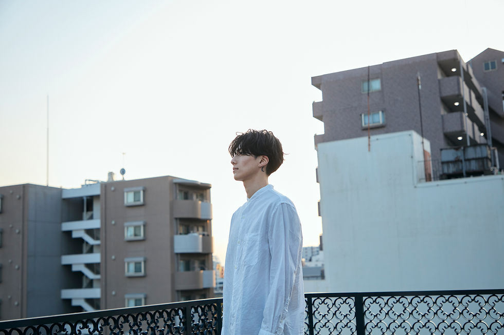 FUNLY NOVA新メンバーのTsudome。落ち着きのある佇まいと自然体の魅力が印象的な男性モデル。