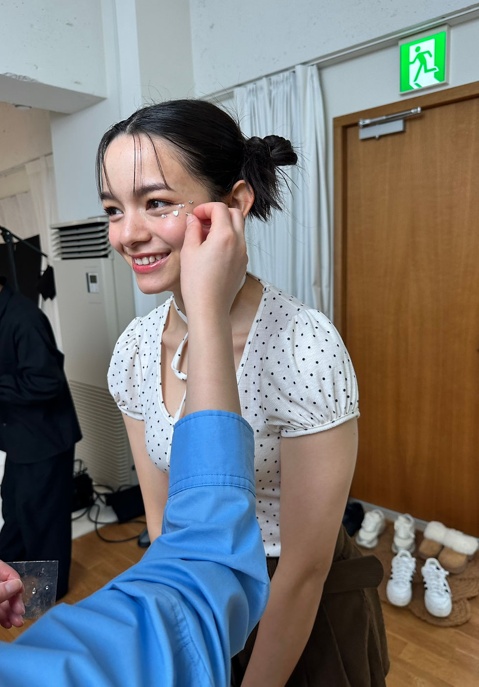 FUNLY NOVA所属モデル花emaが、初めてのプロヘアメイクで笑顔を見せているオフショット