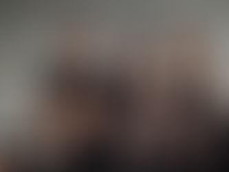 黒い衣装を着たMAMANOVAのメンバー5名が、自然な笑顔で並ぶモノクロの集合写真