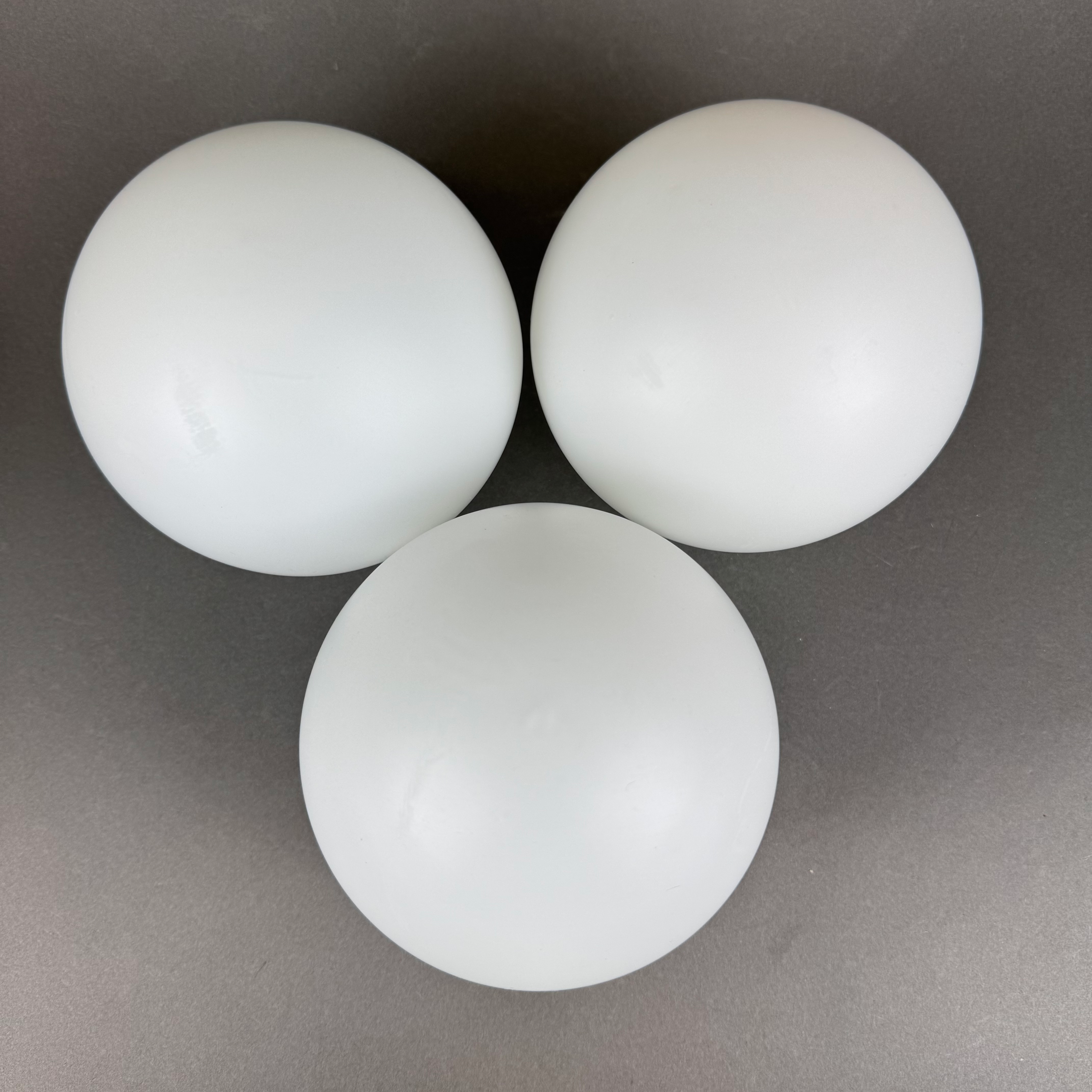 Drei kugelförmige Lampengläser aus weißem Mattglas mit Kragenrand