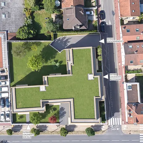 L’immeuble se compose de deux parties distinctes, chacune bénéficiant d’une entrée indépendante pour accéder à son type d’habitation dédié