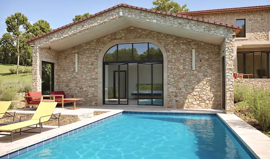 Vue de la façade piscine