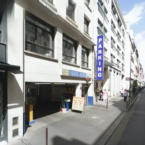 Le commerce s’implante au rez-de-chaussée d’un parking public souterrain composé de plusieurs niveaux.