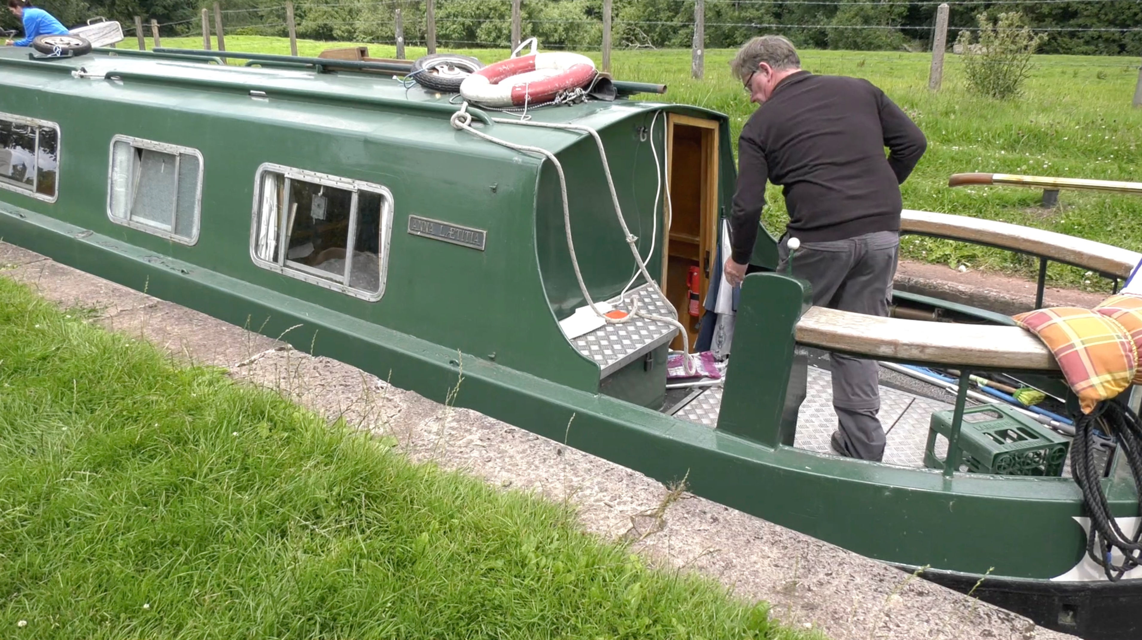 Narrow Boat - Water level Drops