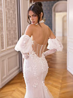 Fit´n Flare aus hochwertiger Spitze und langer Schleppe in Tüll mit separaten Ärmeln